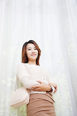 포토 JPG 스튜디오촬영 직업 우먼라이프 라이프스타일 여자 비즈니스 창문 아침 실내 한명 서기 미소 웃음 사람 동양인 정장 20대 성인 앞모습 한국인 핸드백 커튼 직장인 비즈니스우먼 변화 출근준비 과정 여자만 여자한명만 성인여자만 청년만 청년여자만 성인한명만 청년여자한명만 성인여자한명만 성인만 국내포토 주간 1 옷 뷰포인트 컨셉 가방 모션 표정 인종 청년 내부 생활 출근 파일형식