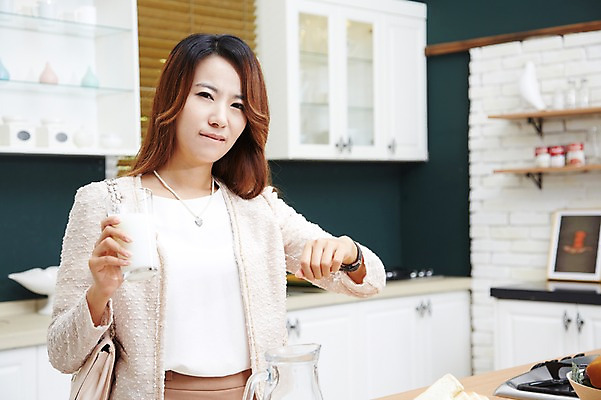 포토 JPG 스튜디오촬영 직업 우먼라이프 라이프스타일 여자 음료 음식 비즈니스 아침 실내 한명 들기 사람 동양인 정장 상반신 20대 성인 앞모습 아웃포커스 컵 주방 식사 한국인 우유 핸드백 시간 직장인 비즈니스우먼 변화 아침식사 지각 바쁨 출근준비 과정 여자만 여자한명만 성인여자만 청년만 청년여자만 성인한명만 청년여자한명만 성인여자한명만 성인만 혼족 국내포토 주간 1 식기 옷 뷰포인트 컨셉 가방 모션 유제품 촬영기법 인종 청년 내부 생활 출근 싱글라이프 파일형식