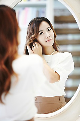 포토 JPG 스튜디오촬영 직업 우먼라이프 라이프스타일 여자 비즈니스 아침 실내 한명 사람 동양인 정장 상반신 20대 성인 뒷모습 아웃포커스 화장 반사 귀걸이 거울 한국인 직장인 비즈니스우먼 변화 화장대 출근준비 치장 과정 단장 여자만 여자한명만 성인여자만 청년만 청년여자만 성인한명만 청년여자한명만 성인여자한명만 성인만 국내포토 주간 1 옷 뷰포인트 가구 컨셉 장신구 촬영기법 인종 청년 내부 생활 뷰티 출근 파일형식