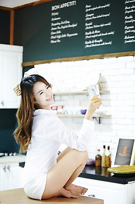 포토 JPG 스튜디오촬영 전신 직업 우먼라이프 라이프스타일 여자 여유 음료 와이셔츠 아침 실내 한명 미소 웃음 들기 사람 앉기 동양인 20대 성인 옆모습 아웃포커스 컵 주방 주스 한국인 기상 직장인 비즈니스우먼 오렌지주스 상쾌 여자만 여자한명만 성인여자만 청년만 청년여자만 성인한명만 청년여자한명만 성인여자한명만 성인만 국내포토 주간 1 식기 감정 뷰포인트 셔츠 비즈니스 모션 촬영기법 표정 인종 청년 내부 생활 과일주스 파일형식