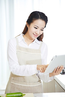 포토 JPG 스튜디오촬영 직업 우먼라이프 라이프스타일 그릇 응시 여자 음식 가사 채소 식재료 호박 도마 실내 요리 한명 미소 웃음 들기 사람 동양인 상반신 20대 성인 앞모습 아웃포커스 태블릿 주방 앞치마 한국인 웹서핑 직장인 비즈니스우먼 검색 여자만 여자한명만 성인여자만 청년만 청년여자만 성인한명만 청년여자한명만 성인여자한명만 성인만 국내포토 1 식기 시선 뷰포인트 비즈니스 모션 주방용품 촬영기법 표정 인종 청년 내부 생활 전자제품 스마트기기 파일형식