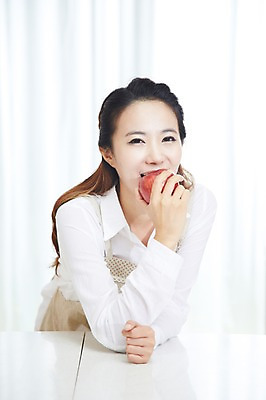 포토 JPG 스튜디오촬영 직업 우먼라이프 라이프스타일 여자 음식 과일 실내 요리 한명 미소 웃음 들기 사람 동양인 상반신 20대 성인 앞모습 주방 앞치마 한국인 직장인 비즈니스우먼 사과 먹기 여자만 여자한명만 성인여자만 청년만 청년여자만 성인한명만 청년여자한명만 성인여자한명만 성인만 국내포토 1 뷰포인트 비즈니스 모션 표정 인종 청년 내부 생활 파일형식