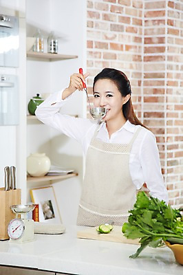 포토 JPG 스튜디오촬영 직업 우먼라이프 라이프스타일 여자 음식 가사 채소 식재료 호박 주방용품 도마 실내 저울 요리 한명 미소 웃음 사람 동양인 20대 성인 주방 앞치마 한국인 직장인 비즈니스우먼 칼 먹기 국자 여자만 여자한명만 성인여자만 청년만 청년여자만 성인한명만 청년여자한명만 성인여자한명만 성인만 국내포토 1 생활용품 비즈니스 모션 표정 인종 청년 내부 생활 파일형식