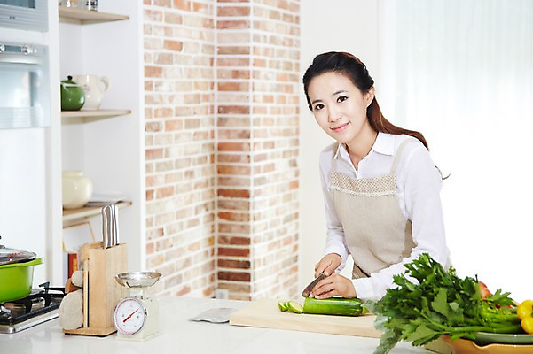 포토 JPG 스튜디오촬영 직업 우먼라이프 라이프스타일 여자 음식 가사 채소 식재료 호박 도마 실내 저울 요리 한명 미소 웃음 사람 동양인 상반신 20대 성인 주방 앞치마 한국인 직장인 비즈니스우먼 칼 가스레인지 솥 냄비 칼질 여자만 여자한명만 성인여자만 청년만 청년여자만 성인한명만 청년여자한명만 성인여자한명만 성인만 국내포토 1 비즈니스 모션 주방용품 표정 인종 청년 내부 생활 가전제품 레인지 파일형식