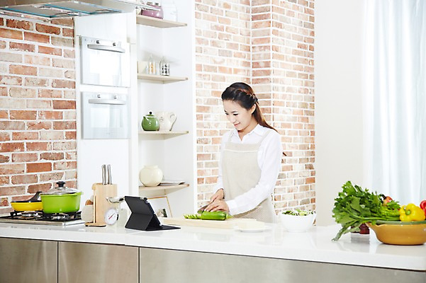 포토 JPG 스튜디오촬영 직업 우먼라이프 라이프스타일 그릇 응시 여자 음식 가사 채소 식재료 호박 도마 실내 저울 요리 한명 미소 웃음 사람 동양인 상반신 20대 성인 태블릿 주방 앞치마 한국인 웹서핑 직장인 비즈니스우먼 프라이팬 칼 가스레인지 솥 냄비 검색 두부 칼질 여자만 여자한명만 성인여자만 청년만 청년여자만 성인한명만 청년여자한명만 성인여자한명만 성인만 국내포토 1 식기 시선 비즈니스 모션 주방용품 표정 인종 청년 내부 생활 전자제품 스마트기기 가전제품 레인지 파일형식