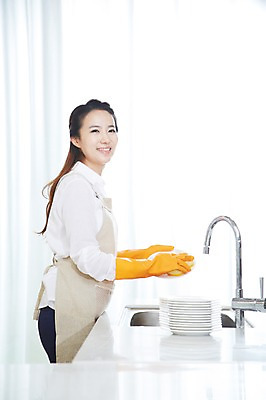 포토 JPG 스튜디오촬영 직업 우먼라이프 라이프스타일 그릇 접시 여자 가사 실내 한명 미소 웃음 들기 사람 동양인 상반신 20대 성인 옆모습 주방 앞치마 한국인 직장인 비즈니스우먼 빨래 설거지 싱크대 고무장갑 수세미 여자만 여자한명만 성인여자만 청년만 청년여자만 성인한명만 청년여자한명만 성인여자한명만 성인만 국내포토 1 식기 뷰포인트 장갑 비즈니스 모션 표정 인종 청년 내부 생활 개수대 고무 파일형식
