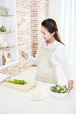 포토 JPG 스튜디오촬영 직업 우먼라이프 라이프스타일 그릇 응시 여자 음식 가사 채소 식재료 호박 도마 실내 요리 한명 미소 웃음 들기 사람 동양인 상반신 20대 성인 옆모습 태블릿 주방 앞치마 한국인 웹서핑 직장인 비즈니스우먼 검색 두부 여자만 여자한명만 성인여자만 청년만 청년여자만 성인한명만 청년여자한명만 성인여자한명만 성인만 국내포토 1 식기 시선 뷰포인트 비즈니스 모션 주방용품 표정 인종 청년 내부 생활 전자제품 스마트기기 파일형식