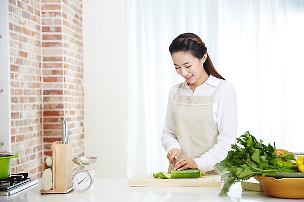 포토 JPG 스튜디오촬영 직업 우먼라이프 라이프스타일 여자 음식 가사 채소 식재료 호박 도마 실내 저울 요리 한명 미소 웃음 사람 동양인 상반신 20대 성인 앞모습 주방 앞치마 한국인 직장인 비즈니스우먼 칼 칼질 여자만 여자한명만 성인여자만 청년만 청년여자만 성인한명만 청년여자한명만 성인여자한명만 성인만 국내포토 1 뷰포인트 비즈니스 모션 주방용품 표정 인종 청년 내부 생활 파일형식