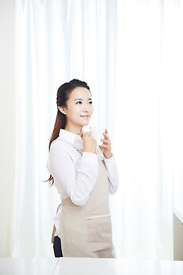 포토 JPG 스튜디오촬영 직업 우먼라이프 라이프스타일 응시 여자 커피 음료 티타임 휴식 실내 한명 미소 웃음 들기 사람 동양인 상반신 20대 성인 옆모습 주방 앞치마 한국인 머그컵 직장인 비즈니스우먼 여자만 여자한명만 성인여자만 청년만 청년여자만 성인한명만 청년여자한명만 성인여자한명만 성인만 국내포토 1 시선 뷰포인트 컨셉 비즈니스 모션 표정 인종 청년 내부 생활 컵 파일형식