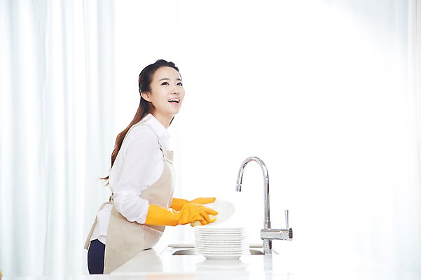 포토 JPG 스튜디오촬영 직업 우먼라이프 라이프스타일 그릇 접시 여자 가사 실내 한명 미소 웃음 들기 사람 동양인 상반신 20대 성인 옆모습 주방 앞치마 한국인 직장인 비즈니스우먼 빨래 설거지 싱크대 고무장갑 수세미 여자만 여자한명만 성인여자만 청년만 청년여자만 성인한명만 청년여자한명만 성인여자한명만 성인만 국내포토 1 식기 뷰포인트 장갑 비즈니스 모션 표정 인종 청년 내부 생활 개수대 고무 파일형식