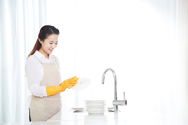 포토 JPG 스튜디오촬영 직업 우먼라이프 라이프스타일 그릇 접시 여자 가사 실내 한명 미소 웃음 들기 사람 동양인 상반신 20대 성인 옆모습 주방 앞치마 한국인 직장인 비즈니스우먼 빨래 설거지 싱크대 고무장갑 수세미 여자만 여자한명만 성인여자만 청년만 청년여자만 성인한명만 청년여자한명만 성인여자한명만 성인만 국내포토 1 식기 뷰포인트 장갑 비즈니스 모션 표정 인종 청년 내부 생활 개수대 고무 파일형식