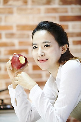 포토 JPG 스튜디오촬영 직업 우먼라이프 라이프스타일 여자 음식 과일 실내 요리 한명 미소 웃음 들기 사람 동양인 상반신 20대 성인 옆모습 아웃포커스 주방 앞치마 한국인 직장인 비즈니스우먼 사과 먹기 여자만 여자한명만 성인여자만 청년만 청년여자만 성인한명만 청년여자한명만 성인여자한명만 성인만 국내포토 1 뷰포인트 비즈니스 모션 촬영기법 표정 인종 청년 내부 생활 파일형식