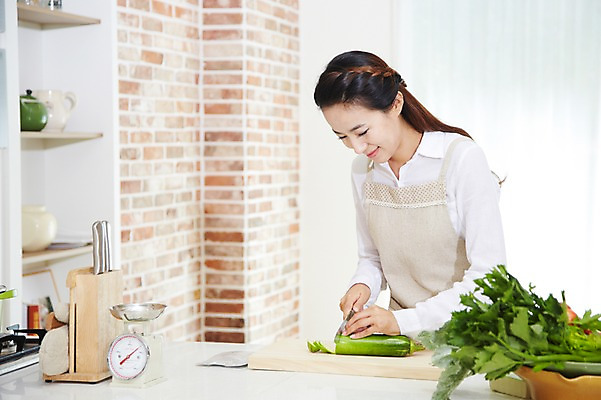 포토 JPG 스튜디오촬영 직업 우먼라이프 라이프스타일 여자 음식 가사 채소 식재료 호박 도마 실내 저울 요리 한명 미소 웃음 사람 동양인 상반신 20대 성인 주방 앞치마 한국인 직장인 비즈니스우먼 칼 칼질 여자만 여자한명만 성인여자만 청년만 청년여자만 성인한명만 청년여자한명만 성인여자한명만 성인만 국내포토 1 비즈니스 모션 주방용품 표정 인종 청년 내부 생활 파일형식