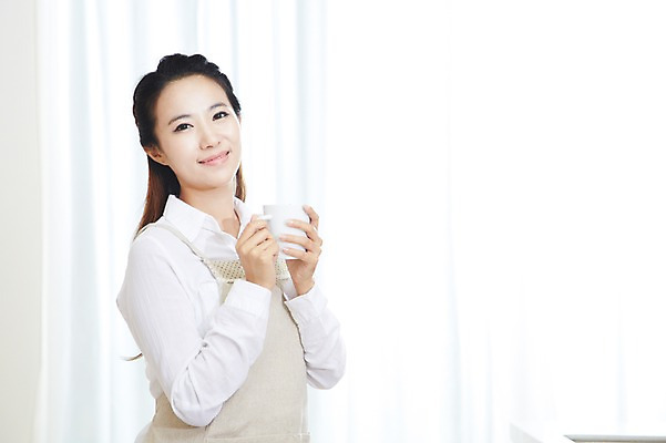 포토 JPG 스튜디오촬영 직업 우먼라이프 라이프스타일 여자 커피 음료 티타임 휴식 실내 한명 미소 웃음 들기 사람 동양인 상반신 20대 성인 옆모습 주방 앞치마 한국인 머그컵 직장인 비즈니스우먼 여자만 여자한명만 성인여자만 청년만 청년여자만 성인한명만 청년여자한명만 성인여자한명만 성인만 국내포토 1 뷰포인트 컨셉 비즈니스 모션 표정 인종 청년 내부 생활 컵 파일형식