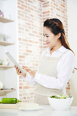 포토 JPG 스튜디오촬영 직업 우먼라이프 라이프스타일 그릇 응시 여자 음식 가사 채소 식재료 호박 도마 실내 요리 한명 들기 사람 동양인 상반신 20대 성인 옆모습 아웃포커스 태블릿 주방 앞치마 한국인 웹서핑 직장인 비즈니스우먼 검색 두부 여자만 여자한명만 성인여자만 청년만 청년여자만 성인한명만 청년여자한명만 성인여자한명만 성인만 국내포토 1 식기 시선 뷰포인트 비즈니스 모션 주방용품 촬영기법 인종 청년 내부 생활 전자제품 스마트기기 파일형식