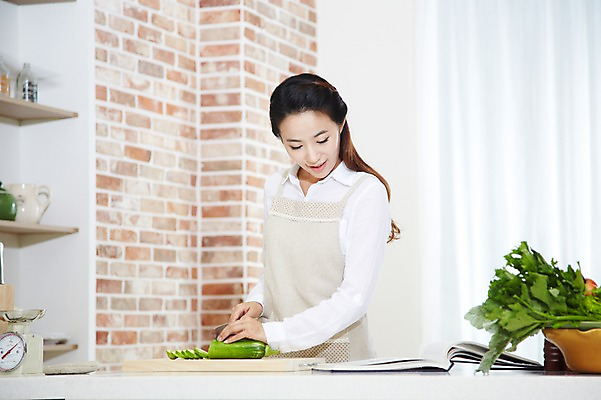 포토 JPG 스튜디오촬영 직업 우먼라이프 라이프스타일 응시 여자 음식 가사 채소 식재료 호박 도마 실내 저울 요리 한명 사람 동양인 상반신 20대 성인 앞모습 책 한국인 직장인 비즈니스우먼 칼 칼질 요리책 여자만 여자한명만 성인여자만 청년만 청년여자만 성인한명만 청년여자한명만 성인여자한명만 성인만 국내포토 1 시선 뷰포인트 비즈니스 모션 주방용품 인종 청년 내부 생활 파일형식