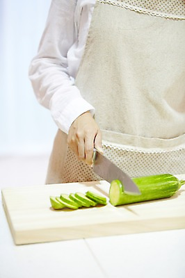 포토 JPG 스튜디오촬영 직업 우먼라이프 라이프스타일 손 여자 음식 가사 식재료 호박 주방용품 도마 실내 요리 한명 들기 사람 동양인 20대 성인 아웃포커스 신체부위 주방 앞치마 한국인 직장인 비즈니스우먼 칼 자르기 칼질 청년만 성인한명만 성인만 국내포토 1 생활용품 채소 비즈니스 모션 촬영기법 인종 청년 내부 생활 파일형식