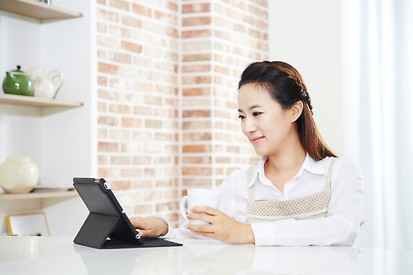 포토 JPG 스튜디오촬영 직업 우먼라이프 라이프스타일 응시 여자 커피 음료 티타임 휴식 실내 한명 미소 웃음 사람 동양인 상반신 20대 성인 아웃포커스 태블릿 주방 앞치마 한국인 머그컵 웹서핑 직장인 비즈니스우먼 여자만 여자한명만 성인여자만 청년만 청년여자만 성인한명만 청년여자한명만 성인여자한명만 성인만 국내포토 1 시선 컨셉 비즈니스 촬영기법 표정 인종 청년 내부 생활 컵 전자제품 스마트기기 파일형식