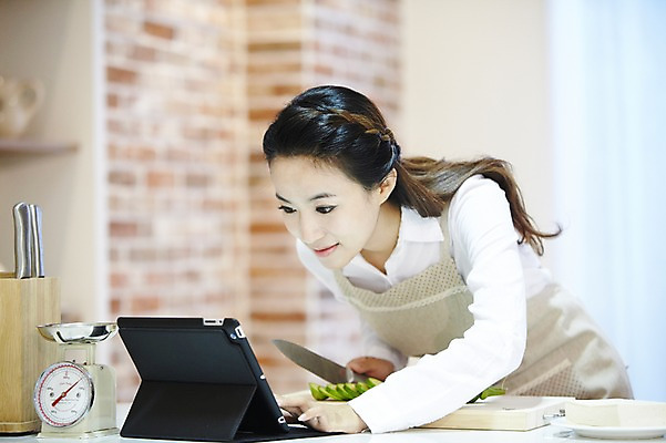 포토 JPG 스튜디오촬영 직업 우먼라이프 라이프스타일 그릇 응시 여자 음식 가사 채소 식재료 호박 도마 실내 저울 요리 한명 사람 동양인 상반신 20대 성인 아웃포커스 태블릿 주방 앞치마 한국인 웹서핑 직장인 비즈니스우먼 칼 검색 두부 칼질 여자만 여자한명만 성인여자만 청년만 청년여자만 성인한명만 청년여자한명만 성인여자한명만 성인만 국내포토 1 식기 시선 비즈니스 모션 주방용품 촬영기법 인종 청년 내부 생활 전자제품 스마트기기 파일형식