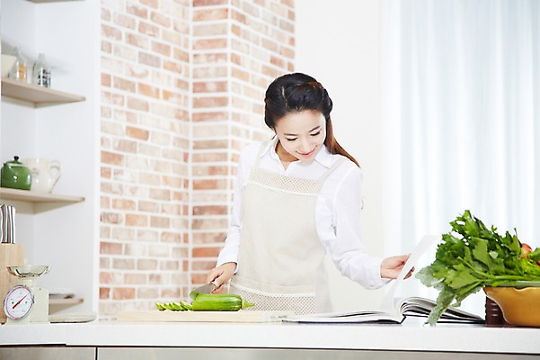 포토 JPG 스튜디오촬영 직업 우먼라이프 라이프스타일 응시 여자 음식 가사 채소 식재료 호박 도마 실내 저울 요리 한명 사람 동양인 상반신 20대 성인 앞모습 책 한국인 직장인 비즈니스우먼 칼 칼질 요리책 여자만 여자한명만 성인여자만 청년만 청년여자만 성인한명만 청년여자한명만 성인여자한명만 성인만 국내포토 1 시선 뷰포인트 비즈니스 모션 주방용품 인종 청년 내부 생활 파일형식