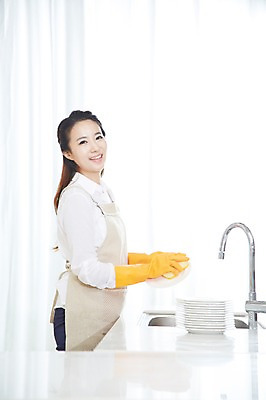 포토 JPG 스튜디오촬영 직업 우먼라이프 라이프스타일 그릇 접시 여자 가사 실내 한명 미소 웃음 들기 사람 동양인 상반신 20대 성인 옆모습 주방 앞치마 한국인 직장인 비즈니스우먼 빨래 설거지 싱크대 고무장갑 수세미 여자만 여자한명만 성인여자만 청년만 청년여자만 성인한명만 청년여자한명만 성인여자한명만 성인만 국내포토 1 식기 뷰포인트 장갑 비즈니스 모션 표정 인종 청년 내부 생활 개수대 고무 파일형식