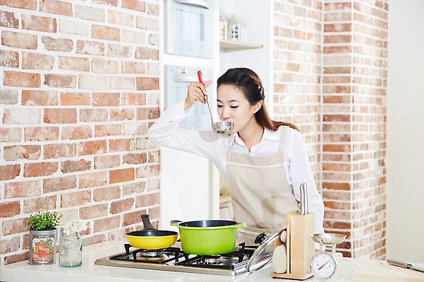 포토 JPG 스튜디오촬영 직업 우먼라이프 라이프스타일 여자 가사 주방용품 실내 저울 요리 한명 사람 동양인 상반신 20대 성인 주방 앞치마 한국인 직장인 비즈니스우먼 프라이팬 칼 가스레인지 솥 냄비 먹기 국자 여자만 여자한명만 성인여자만 청년만 청년여자만 성인한명만 청년여자한명만 성인여자한명만 성인만 국내포토 1 생활용품 비즈니스 모션 인종 청년 내부 생활 가전제품 레인지 파일형식