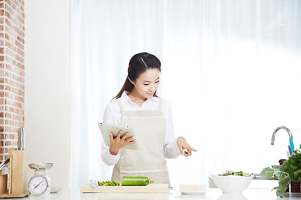 포토 JPG 스튜디오촬영 직업 우먼라이프 라이프스타일 그릇 응시 여자 음식 가사 채소 식재료 호박 도마 실내 저울 요리 한명 들기 사람 동양인 상반신 20대 성인 앞모습 태블릿 주방 앞치마 한국인 웹서핑 직장인 비즈니스우먼 칼 검색 두부 여자만 여자한명만 성인여자만 청년만 청년여자만 성인한명만 청년여자한명만 성인여자한명만 성인만 국내포토 1 식기 시선 뷰포인트 비즈니스 모션 주방용품 인종 청년 내부 생활 전자제품 스마트기기 파일형식