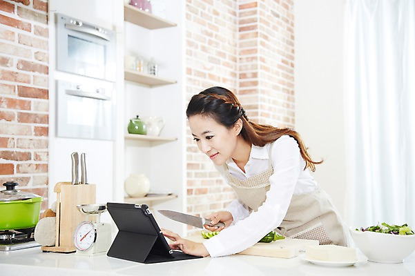 포토 JPG 스튜디오촬영 직업 우먼라이프 라이프스타일 그릇 응시 여자 음식 가사 채소 식재료 호박 도마 실내 저울 요리 한명 미소 웃음 사람 동양인 상반신 20대 성인 옆모습 태블릿 주방 앞치마 한국인 웹서핑 직장인 비즈니스우먼 칼 가스레인지 솥 냄비 검색 두부 칼질 여자만 여자한명만 성인여자만 청년만 청년여자만 성인한명만 청년여자한명만 성인여자한명만 성인만 국내포토 1 식기 시선 뷰포인트 비즈니스 모션 주방용품 표정 인종 청년 내부 생활 전자제품 스마트기기 가전제품 레인지 파일형식