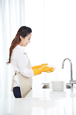 포토 JPG 스튜디오촬영 직업 우먼라이프 라이프스타일 그릇 접시 여자 가사 실내 한명 미소 웃음 들기 사람 동양인 상반신 20대 성인 옆모습 주방 앞치마 한국인 직장인 비즈니스우먼 빨래 설거지 싱크대 고무장갑 수세미 여자만 여자한명만 성인여자만 청년만 청년여자만 성인한명만 청년여자한명만 성인여자한명만 성인만 국내포토 1 식기 뷰포인트 장갑 비즈니스 모션 표정 인종 청년 내부 생활 개수대 고무 파일형식