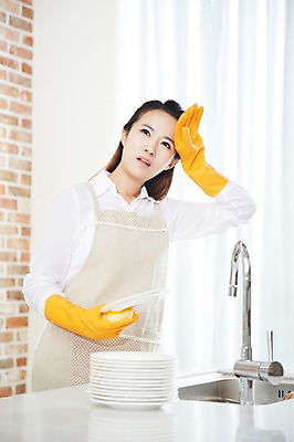 포토 JPG 스튜디오촬영 직업 우먼라이프 라이프스타일 그릇 접시 여자 가사 실내 피곤 한명 들기 사람 동양인 상반신 20대 성인 주방 앞치마 한국인 직장인 비즈니스우먼 빨래 설거지 싱크대 고무장갑 수세미 여자만 여자한명만 성인여자만 청년만 청년여자만 성인한명만 청년여자한명만 성인여자한명만 성인만 국내포토 1 식기 장갑 컨셉 비즈니스 모션 인종 청년 내부 생활 개수대 고무 파일형식