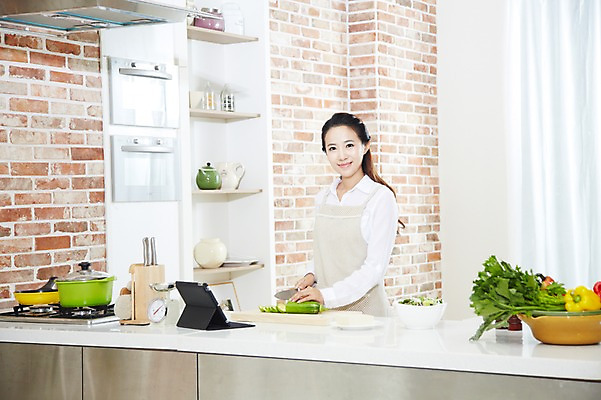 포토 JPG 스튜디오촬영 직업 우먼라이프 라이프스타일 그릇 여자 음식 가사 채소 식재료 호박 도마 실내 저울 요리 한명 미소 웃음 사람 동양인 상반신 20대 성인 태블릿 주방 앞치마 한국인 직장인 비즈니스우먼 프라이팬 칼 가스레인지 솥 냄비 두부 칼질 여자만 여자한명만 성인여자만 청년만 청년여자만 성인한명만 청년여자한명만 성인여자한명만 성인만 국내포토 1 식기 비즈니스 모션 주방용품 표정 인종 청년 내부 생활 전자제품 스마트기기 가전제품 레인지 파일형식