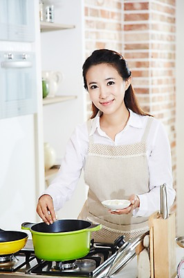 포토 JPG 스튜디오촬영 직업 우먼라이프 라이프스타일 그릇 접시 여자 가사 주방용품 실내 요리 한명 미소 웃음 들기 사람 동양인 상반신 20대 성인 주방 앞치마 한국인 직장인 비즈니스우먼 양념 프라이팬 가스레인지 솥 냄비 여자만 여자한명만 성인여자만 청년만 청년여자만 성인한명만 청년여자한명만 성인여자한명만 성인만 국내포토 1 식기 생활용품 비즈니스 모션 표정 인종 청년 내부 생활 가전제품 레인지 파일형식