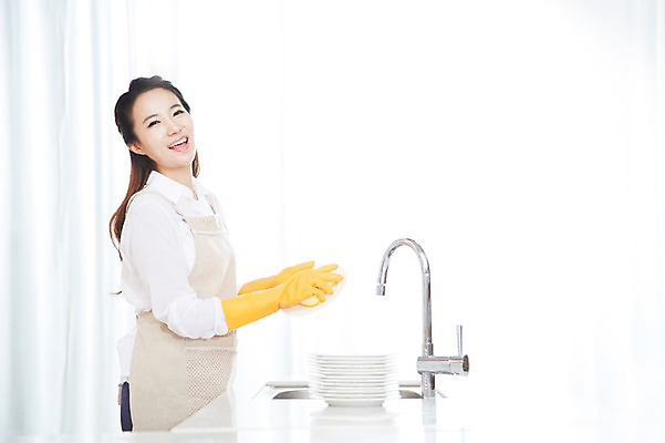 포토 JPG 스튜디오촬영 직업 우먼라이프 라이프스타일 그릇 접시 여자 가사 실내 한명 미소 웃음 들기 사람 동양인 상반신 20대 성인 옆모습 주방 앞치마 한국인 직장인 비즈니스우먼 빨래 설거지 싱크대 고무장갑 수세미 여자만 여자한명만 성인여자만 청년만 청년여자만 성인한명만 청년여자한명만 성인여자한명만 성인만 국내포토 1 식기 뷰포인트 장갑 비즈니스 모션 표정 인종 청년 내부 생활 개수대 고무 파일형식