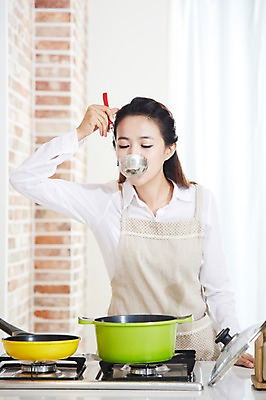 포토 JPG 스튜디오촬영 직업 우먼라이프 라이프스타일 여자 가사 주방용품 실내 요리 한명 사람 동양인 상반신 20대 성인 주방 앞치마 한국인 직장인 비즈니스우먼 프라이팬 가스레인지 솥 냄비 먹기 국자 여자만 여자한명만 성인여자만 청년만 청년여자만 성인한명만 청년여자한명만 성인여자한명만 성인만 국내포토 1 생활용품 비즈니스 모션 인종 청년 내부 생활 가전제품 레인지 파일형식