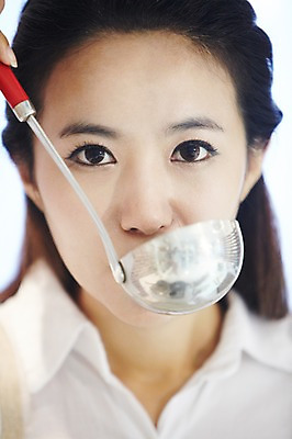 포토 JPG 스튜디오촬영 직업 우먼라이프 라이프스타일 여자 가사 주방용품 실내 요리 한명 사람 동양인 근접촬영 상반신 20대 성인 아웃포커스 주방 한국인 직장인 비즈니스우먼 먹기 국자 여자만 여자한명만 성인여자만 청년만 청년여자만 성인한명만 청년여자한명만 성인여자한명만 성인만 국내포토 1 뷰포인트 생활용품 비즈니스 모션 촬영기법 인종 청년 내부 생활 파일형식