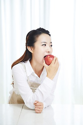 포토 JPG 스튜디오촬영 직업 우먼라이프 라이프스타일 응시 여자 음식 과일 실내 요리 한명 들기 사람 동양인 상반신 20대 성인 주방 앞치마 한국인 직장인 비즈니스우먼 사과 먹기 여자만 여자한명만 성인여자만 청년만 청년여자만 성인한명만 청년여자한명만 성인여자한명만 성인만 국내포토 1 시선 비즈니스 모션 인종 청년 내부 생활 파일형식