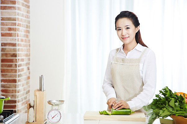 포토 JPG 스튜디오촬영 직업 우먼라이프 라이프스타일 여자 음식 가사 채소 식재료 호박 도마 실내 저울 요리 한명 미소 웃음 사람 동양인 상반신 20대 성인 앞모습 주방 앞치마 한국인 직장인 비즈니스우먼 칼 칼질 여자만 여자한명만 성인여자만 청년만 청년여자만 성인한명만 청년여자한명만 성인여자한명만 성인만 국내포토 1 뷰포인트 비즈니스 모션 주방용품 표정 인종 청년 내부 생활 파일형식