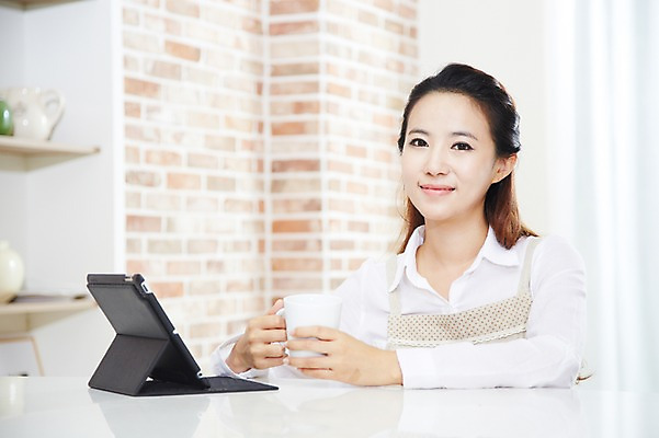 포토 JPG 스튜디오촬영 직업 우먼라이프 라이프스타일 여자 커피 음료 티타임 휴식 실내 한명 미소 웃음 사람 동양인 상반신 20대 성인 앞모습 아웃포커스 태블릿 주방 앞치마 한국인 머그컵 웹서핑 직장인 비즈니스우먼 여자만 여자한명만 성인여자만 청년만 청년여자만 성인한명만 청년여자한명만 성인여자한명만 성인만 국내포토 1 뷰포인트 컨셉 비즈니스 촬영기법 표정 인종 청년 내부 생활 컵 전자제품 스마트기기 파일형식