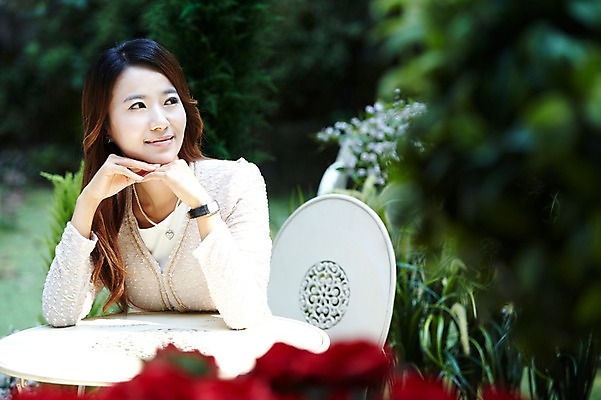 포토 JPG 주간 나무 식물 직업 우먼라이프 라이프스타일 응시 여자 여유 의자 비즈니스 탁자 휴식 한명 미소 웃음 사람 앉기 동양인 정장 상반신 20대 성인 야외 앞모습 아웃포커스 턱괴기 한국인 직장인 비즈니스우먼 숲 여자만 여자한명만 성인여자만 청년만 청년여자만 성인한명만 청년여자한명만 성인여자한명만 성인만 국내포토 자연요소 1 시선 옷 감정 뷰포인트 가구 컨셉 모션 촬영기법 표정 인종 청년 생활 파일형식