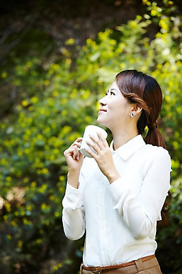 포토 JPG 주간 직업 우먼라이프 라이프스타일 응시 여자 여유 커피 음료 비즈니스 티타임 휴식 한명 들기 사람 동양인 정장 상반신 20대 성인 야외 옆모습 아웃포커스 산책 한국인 머그컵 직장인 비즈니스우먼 숲 여자만 여자한명만 성인여자만 청년만 청년여자만 성인한명만 청년여자한명만 성인여자한명만 성인만 국내포토 자연요소 1 시선 옷 감정 뷰포인트 컨셉 모션 촬영기법 인종 청년 생활 컵 파일형식