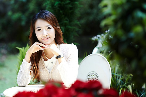 포토 JPG 주간 나무 식물 직업 우먼라이프 라이프스타일 여자 여유 의자 비즈니스 탁자 휴식 한명 미소 웃음 사람 앉기 동양인 정장 상반신 20대 성인 야외 앞모습 아웃포커스 턱괴기 한국인 직장인 비즈니스우먼 숲 여자만 여자한명만 성인여자만 청년만 청년여자만 성인한명만 청년여자한명만 성인여자한명만 성인만 국내포토 자연요소 1 옷 감정 뷰포인트 가구 컨셉 모션 촬영기법 표정 인종 청년 생활 파일형식