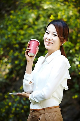포토 JPG 주간 직업 우먼라이프 라이프스타일 여자 여유 커피 음료 비즈니스 티타임 휴식 한명 미소 웃음 들기 사람 동양인 정장 상반신 20대 성인 야외 옆모습 아웃포커스 스마트폰 산책 한국인 직장인 비즈니스우먼 숲 테이크아웃 통화 여자만 여자한명만 성인여자만 청년만 청년여자만 성인한명만 청년여자한명만 성인여자한명만 성인만 국내포토 자연요소 1 옷 감정 뷰포인트 컨셉 모션 촬영기법 표정 인종 청년 생활 핸드폰 스마트기기 파일형식