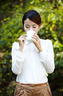 포토 JPG 주간 직업 우먼라이프 라이프스타일 여자 여유 커피 음료 비즈니스 티타임 휴식 한명 들기 사람 동양인 정장 상반신 20대 성인 야외 앞모습 아웃포커스 산책 한국인 머그컵 마시기 직장인 비즈니스우먼 숲 먹기 여자만 여자한명만 성인여자만 청년만 청년여자만 성인한명만 청년여자한명만 성인여자한명만 성인만 국내포토 자연요소 1 옷 감정 뷰포인트 컨셉 모션 촬영기법 인종 청년 생활 컵 파일형식