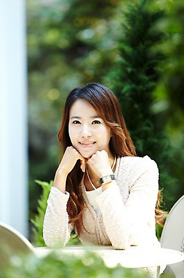 포토 JPG 주간 직업 우먼라이프 라이프스타일 여자 여유 의자 비즈니스 탁자 휴식 한명 미소 웃음 사람 앉기 동양인 정장 상반신 20대 성인 야외 앞모습 아웃포커스 턱괴기 한국인 직장인 비즈니스우먼 여자만 여자한명만 성인여자만 청년만 청년여자만 성인한명만 청년여자한명만 성인여자한명만 성인만 국내포토 자연요소 1 옷 감정 뷰포인트 가구 컨셉 모션 촬영기법 표정 인종 청년 생활 파일형식