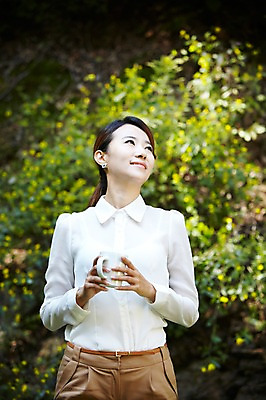 포토 JPG 주간 직업 우먼라이프 라이프스타일 응시 여자 여유 커피 음료 비즈니스 티타임 휴식 한명 미소 웃음 들기 사람 동양인 정장 상반신 20대 성인 야외 앞모습 아웃포커스 산책 한국인 머그컵 직장인 비즈니스우먼 숲 여자만 여자한명만 성인여자만 청년만 청년여자만 성인한명만 청년여자한명만 성인여자한명만 성인만 국내포토 자연요소 1 시선 옷 감정 뷰포인트 컨셉 모션 촬영기법 표정 인종 청년 생활 컵 파일형식