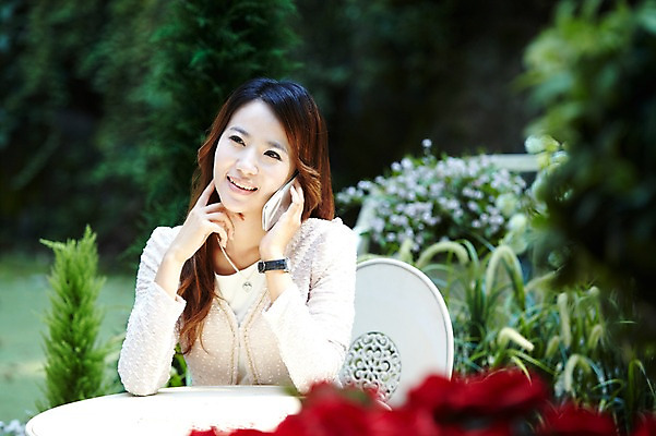 포토 JPG 주간 나무 식물 직업 우먼라이프 라이프스타일 응시 여자 여유 의자 비즈니스 탁자 휴식 한명 미소 웃음 들기 사람 앉기 동양인 정장 상반신 20대 성인 야외 앞모습 아웃포커스 스마트폰 한국인 직장인 비즈니스우먼 숲 통화 여자만 여자한명만 성인여자만 청년만 청년여자만 성인한명만 청년여자한명만 성인여자한명만 성인만 국내포토 자연요소 1 시선 옷 감정 뷰포인트 가구 컨셉 모션 촬영기법 표정 인종 청년 생활 핸드폰 스마트기기 파일형식