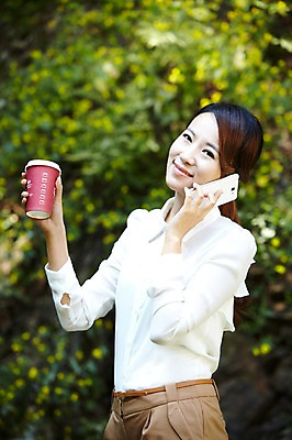포토 JPG 주간 직업 우먼라이프 라이프스타일 여자 여유 커피 음료 비즈니스 티타임 휴식 한명 미소 웃음 들기 사람 동양인 정장 상반신 20대 성인 야외 옆모습 아웃포커스 스마트폰 산책 한국인 직장인 비즈니스우먼 숲 테이크아웃 통화 여자만 여자한명만 성인여자만 청년만 청년여자만 성인한명만 청년여자한명만 성인여자한명만 성인만 국내포토 자연요소 1 옷 감정 뷰포인트 컨셉 모션 촬영기법 표정 인종 청년 생활 핸드폰 스마트기기 파일형식