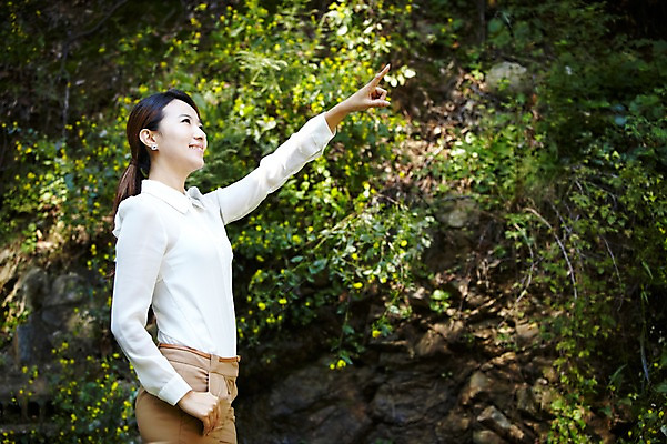 포토 JPG 주간 직업 우먼라이프 라이프스타일 응시 여자 여유 비즈니스 휴식 한명 미소 웃음 사람 동양인 정장 상반신 20대 성인 야외 옆모습 아웃포커스 산책 한국인 가리킴 직장인 비즈니스우먼 숲 여자만 여자한명만 성인여자만 청년만 청년여자만 성인한명만 청년여자한명만 성인여자한명만 성인만 국내포토 자연요소 1 시선 옷 감정 뷰포인트 컨셉 촬영기법 표정 인종 손짓 청년 생활 파일형식