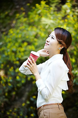 포토 JPG 주간 직업 우먼라이프 라이프스타일 응시 여자 여유 커피 음료 비즈니스 티타임 휴식 한명 미소 웃음 들기 사람 동양인 정장 상반신 20대 성인 야외 옆모습 아웃포커스 산책 한국인 직장인 비즈니스우먼 숲 테이크아웃 여자만 여자한명만 성인여자만 청년만 청년여자만 성인한명만 청년여자한명만 성인여자한명만 성인만 국내포토 자연요소 1 시선 옷 감정 뷰포인트 컨셉 모션 촬영기법 표정 인종 청년 생활 파일형식