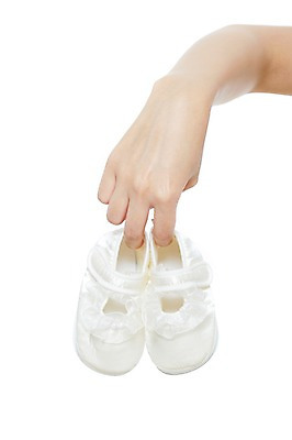 포토 JPG 스튜디오촬영 손 잡화 여자 신발 신체 모션 한손 실내 한명 들기 누끼 사람 손짓 신체부위 아기용품 아기신발 국내포토 1 내부 오브젝트 파일형식